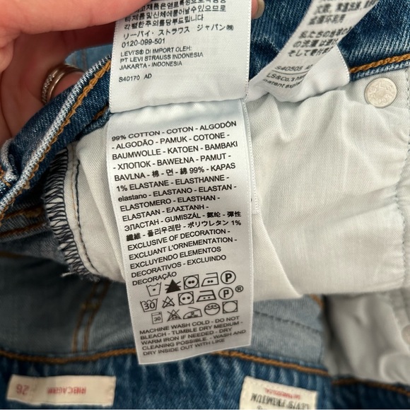 ⛔️SOLD⛔️Levi’s ribcage denim jean shorts size 26 - Picture 5 of 5